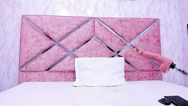 HOT EMIILY  online show from October 18, 2025, 11:44 am