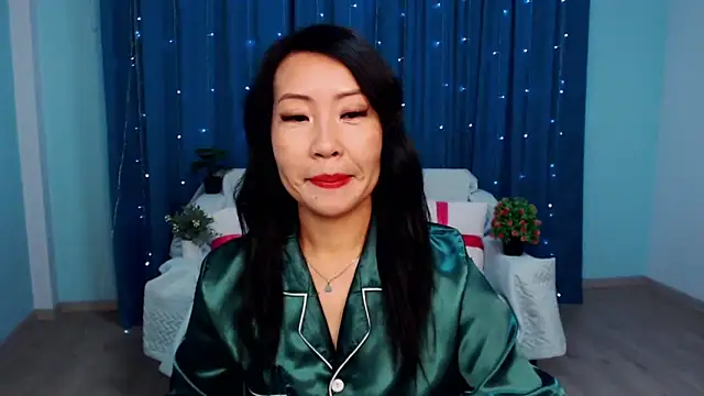 LiaPak online show from October 3, 2025, 1:02 am