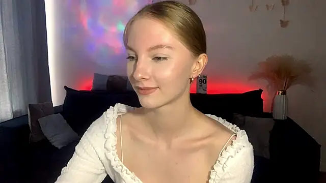 Snapshot of BrightAnnie chatting on September 18, 2025, 1:02 pm BrightAnnie online show from September 18, 2025, 1:02 pm