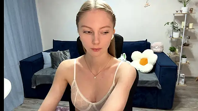 Snapshot of BrightAnnie chatting on October 1, 2025, 5:08 pm BrightAnnie online show from October 1, 2025, 5:08 pm