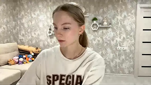 Snapshot of BrightAnnie chatting on October 8, 2025, 3:09 pm BrightAnnie online show from October 8, 2025, 3:09 pm