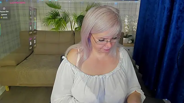 Snapshot of Hella_Fabel chatting on February 4, 2026, 1:11 am Hella Fabel online show from February 4, 2026, 1:11 am