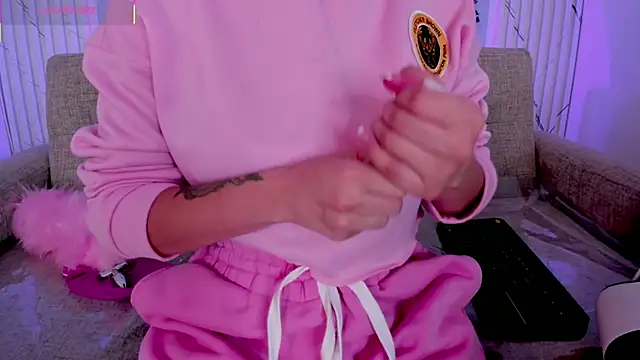 chloegils  online show from October 17, 2025, 2:30 pm