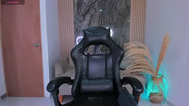 chloegils  online show from October 24, 2025, 1:18 pm