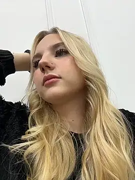 Sky Cutie online show from November 27, 2025, 4:25 am