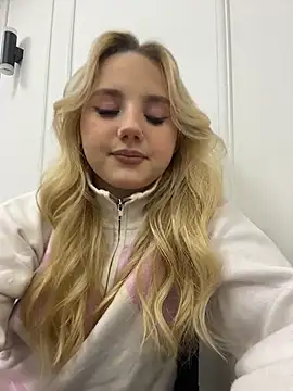 Sky Cutie online show from November 29, 2025, 4:48 am