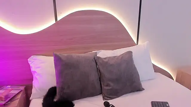 doll eyees  online show from October 18, 2025, 6:41 pm