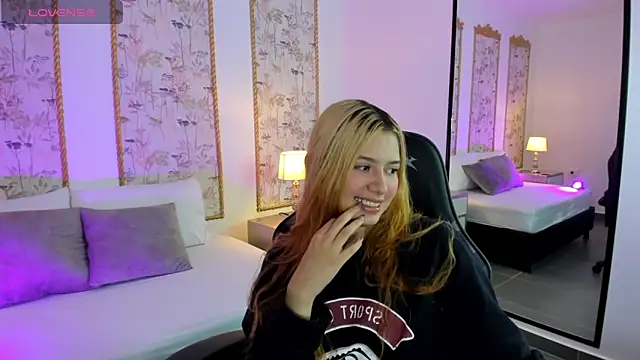 daniand  online show from November 1, 2025, 2:13 am