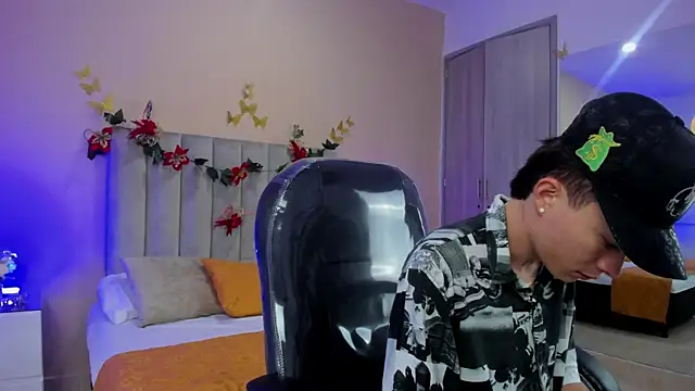 Snapshot of Nascary_Fox chatting on December 21, 2025, 1:07 pm Nascary Fox online show from December 21, 2025, 1:07 pm