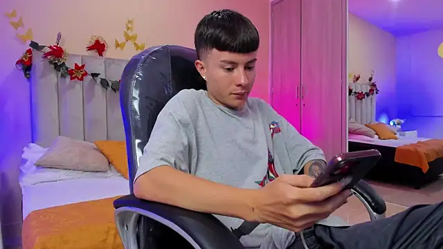 Snapshot of Nascary_Fox chatting on January 5, 2026, 7:17 pm Nascary Fox online show from January 5, 2026, 7:17 pm