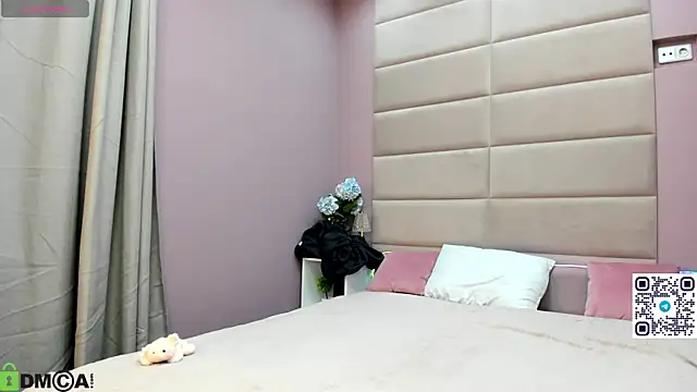 Snapshot of Adeline_Perle chatting on October 24, 2025, 1:13 am Adeline Perle online show from October 24, 2025, 1:13 am