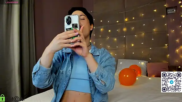 Snapshot of Adeline_Perle chatting on October 30, 2025, 1:29 am Adeline Perle online show from October 30, 2025, 1:29 am