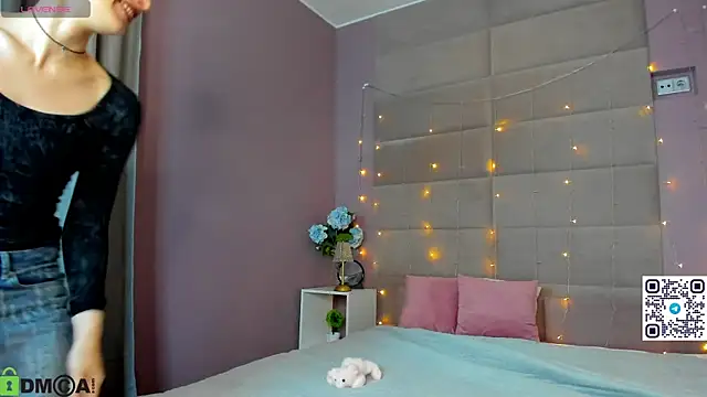 Snapshot of Adeline_Perle chatting on October 31, 2025, 1:17 am Adeline Perle online show from October 31, 2025, 1:17 am