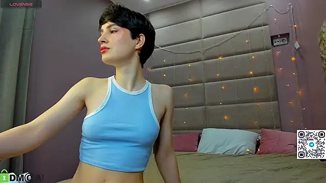 Snapshot of Adeline_Perle chatting on November 5, 2025, 1:16 am Adeline Perle online show from November 5, 2025, 1:16 am