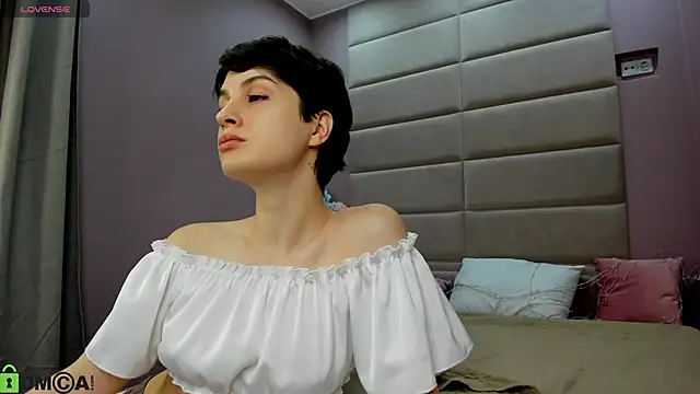 Snapshot of Adeline_Perle chatting on November 10, 2025, 1:26 am Adeline Perle online show from November 10, 2025, 1:26 am