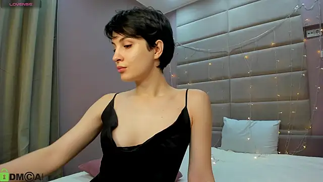 Snapshot of Adeline_Perle chatting on November 11, 2025, 1:16 am Adeline Perle online show from November 11, 2025, 1:16 am