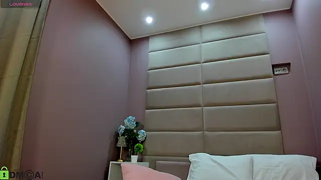 Snapshot of Adeline_Perle chatting on November 20, 2025, 1:17 am Adeline Perle online show from November 20, 2025, 1:17 am