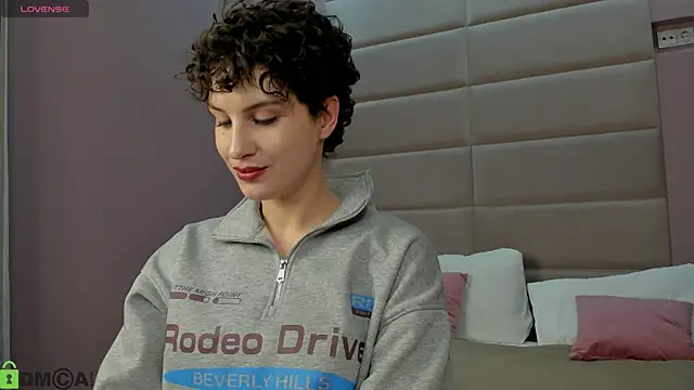 Snapshot of Adeline_Perle chatting on December 3, 2025, 1:02 am Adeline Perle online show from December 3, 2025, 1:02 am