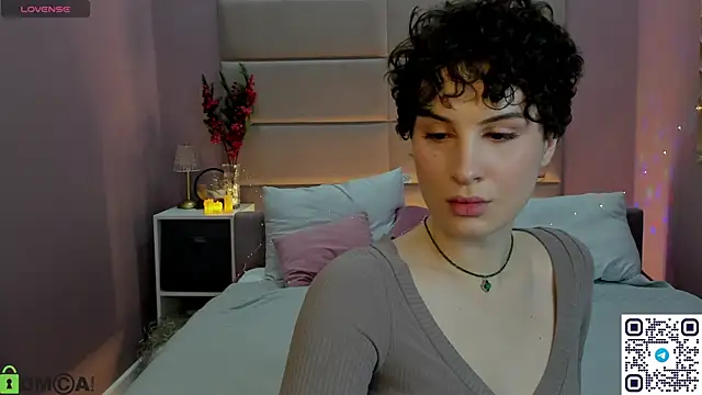 Snapshot of Adeline_Perle chatting on December 5, 2025, 1:14 am Adeline Perle online show from December 5, 2025, 1:14 am