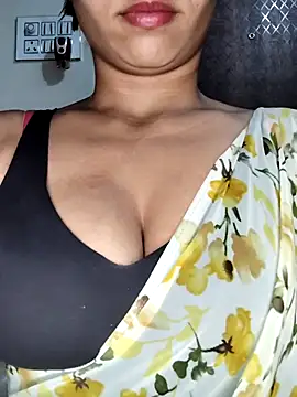 Snapshot of Savita2310 chatting on December 15, 2025, 6:01 pm Savita2310 online show from December 15, 2025, 6:01 pm