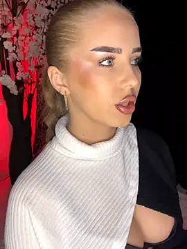 Snapshot of AubrieleRouj1 chatting on December 22, 2025, 4:48 pm AubrieleRouj1 online show from December 22, 2025, 4:48 pm