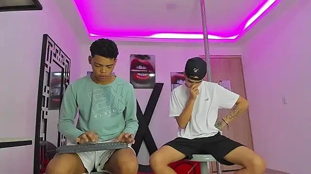 Snapshot of PRETTY_FEM chatting on October 12, 2025, 1:21 pm PRETTY FEM online show from October 12, 2025, 1:21 pm