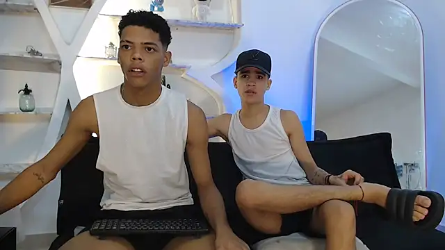 Snapshot of PRETTY_FEM chatting on November 2, 2025, 1:35 pm PRETTY FEM online show from November 2, 2025, 1:35 pm