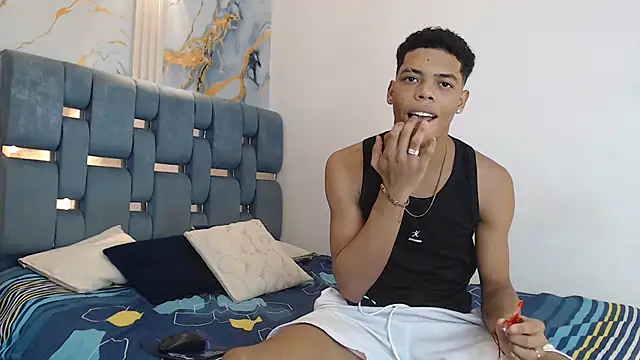 PRETTY FEM online show from February 12, 2026, 1:22 am