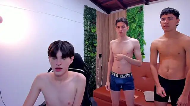 Snapshot of boysinheat_ chatting on October 20, 2025, 1:44 pm boysinheat online show from October 20, 2025, 1:44 pm