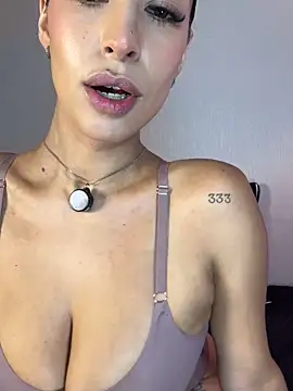 Snapshot of luvely chatting on December 1, 2025, 1:38 pm luvely online show from December 1, 2025, 1:38 pm