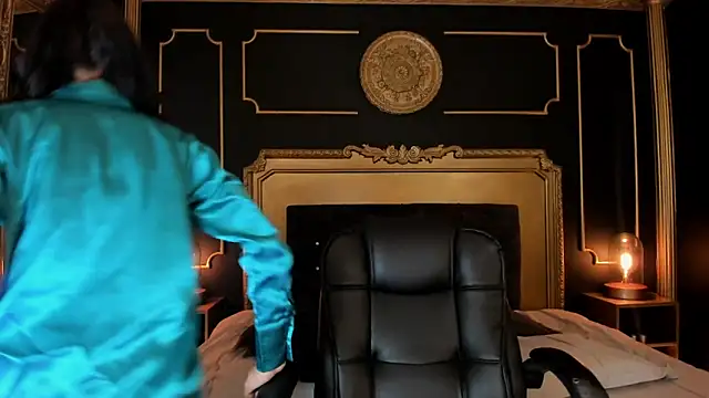 aitana johns online show from December 18, 2025, 12:11 pm