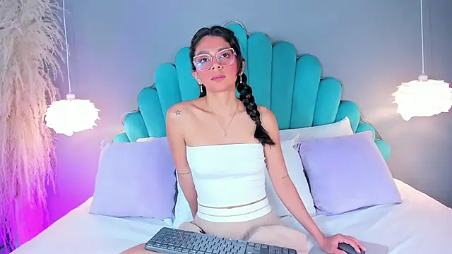 Snapshot of AlassiaHocthner chatting on September 18, 2025, 11:45 am AlassiaHocthner online show from September 18, 2025, 11:45 am