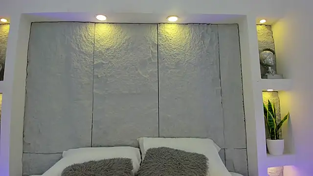 AlassiaHocthner online show from April 9, 2026, 11:37 am