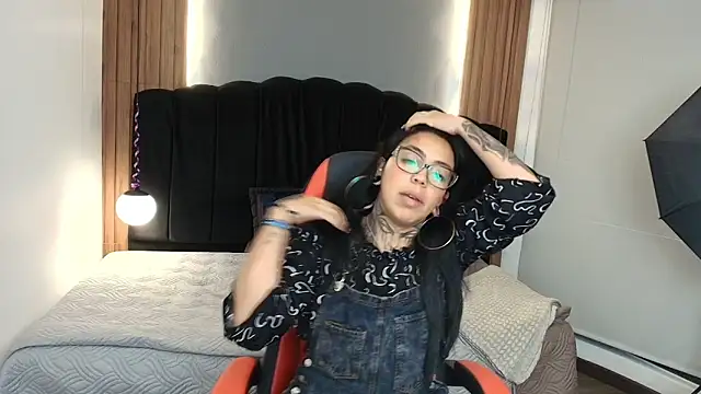 Snapshot of LiaMonroee_ chatting on May 20, 2026, 12:11 pm LiaMonroee online show from May 20, 2026, 12:11 pm