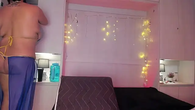 Snapshot of VickyRuiz_ chatting on February 5, 2026, 12:43 pm VickyRuiz online show from February 5, 2026, 12:43 pm