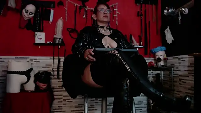 Snapshot of Miss_Mirandaa chatting on October 17, 2025, 3:31 am Miss Mirandaa online show from October 17, 2025, 3:31 am