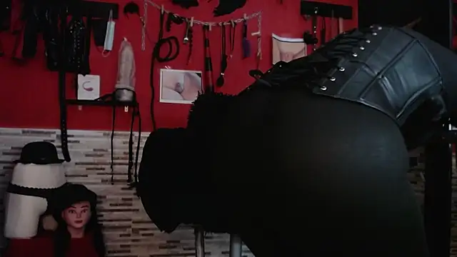 Snapshot of Miss_Mirandaa chatting on December 13, 2025, 10:37 pm Miss Mirandaa online show from December 13, 2025, 10:37 pm