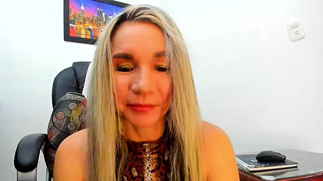 Snapshot of Ms_lunaRose chatting on September 18, 2025, 12:01 am Ms lunaRose online show from September 18, 2025, 12:01 am