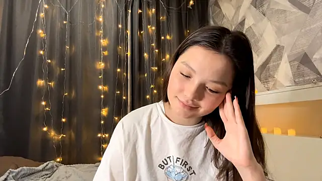 KiraVelvet online show from November 26, 2025, 4:08 pm