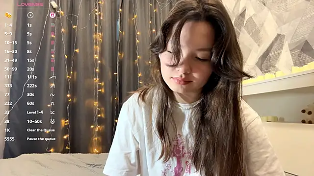 KiraVelvet online show from December 2, 2025, 9:47 am