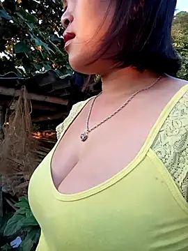 maycuc123 online show from October 17, 2025, 11:29 pm