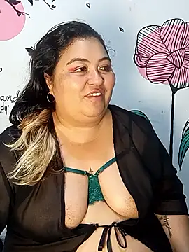 Snapshot of curvy_diva_ chatting on January 17, 2026, 12:32 pm curvy diva online show from January 17, 2026, 12:32 pm