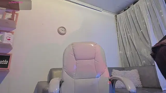 Snapshot of Angeel_of_lust chatting on October 27, 2025, 4:49 am Angeel of lust online show from October 27, 2025, 4:49 am