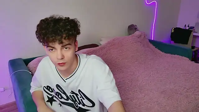 Alice18James online show from November 7, 2025, 12:05 pm