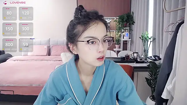 Xiao-zuzongl online show from December 3, 2025, 3:25 am