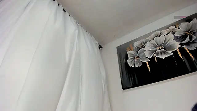 Snapshot of Nicolletease chatting on October 25, 2025, 1:18 pm Nicolletease online show from October 25, 2025, 1:18 pm