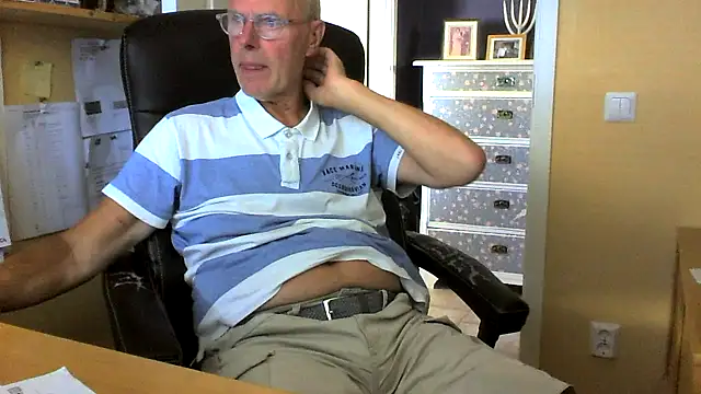 Snapshot of Klipparn chatting on August 3, 2026, 2:11 pm Klipparn online show from August 3, 2026, 2:11 pm