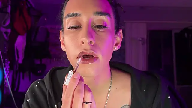 xoFrankie online show from December 17, 2025, 1:11 am