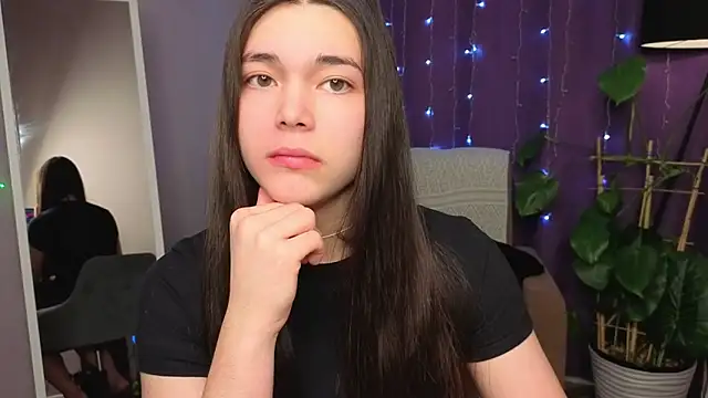 Snapshot of Albi_Glow chatting on January 7, 2026, 11:45 am Albi Glow online show from January 7, 2026, 11:45 am