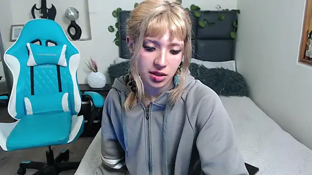 Snapshot of Amnesia_ chatting on September 25, 2025, 2:10 pm Amnesia online show from September 25, 2025, 2:10 pm